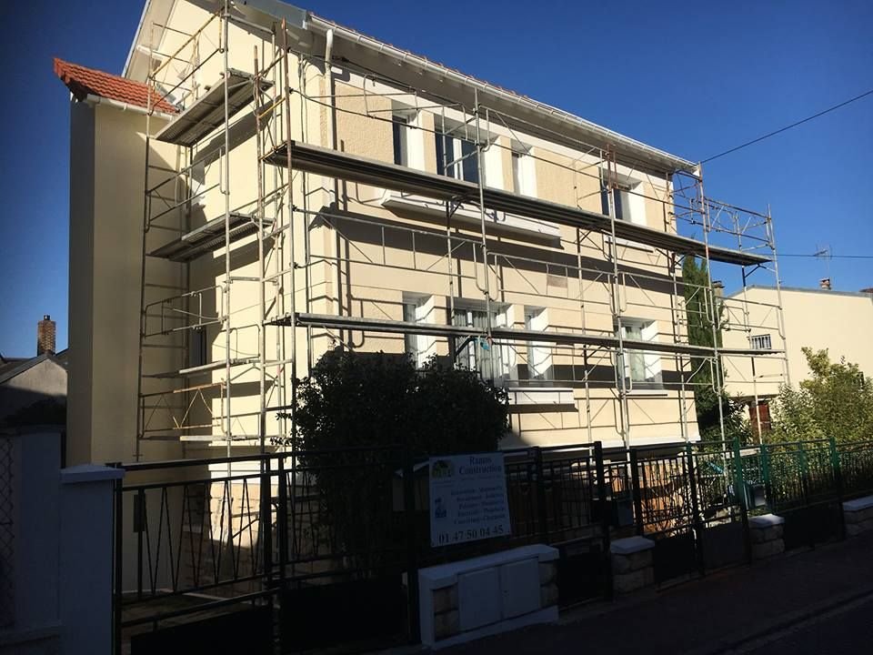 Façade sous échafaudage
