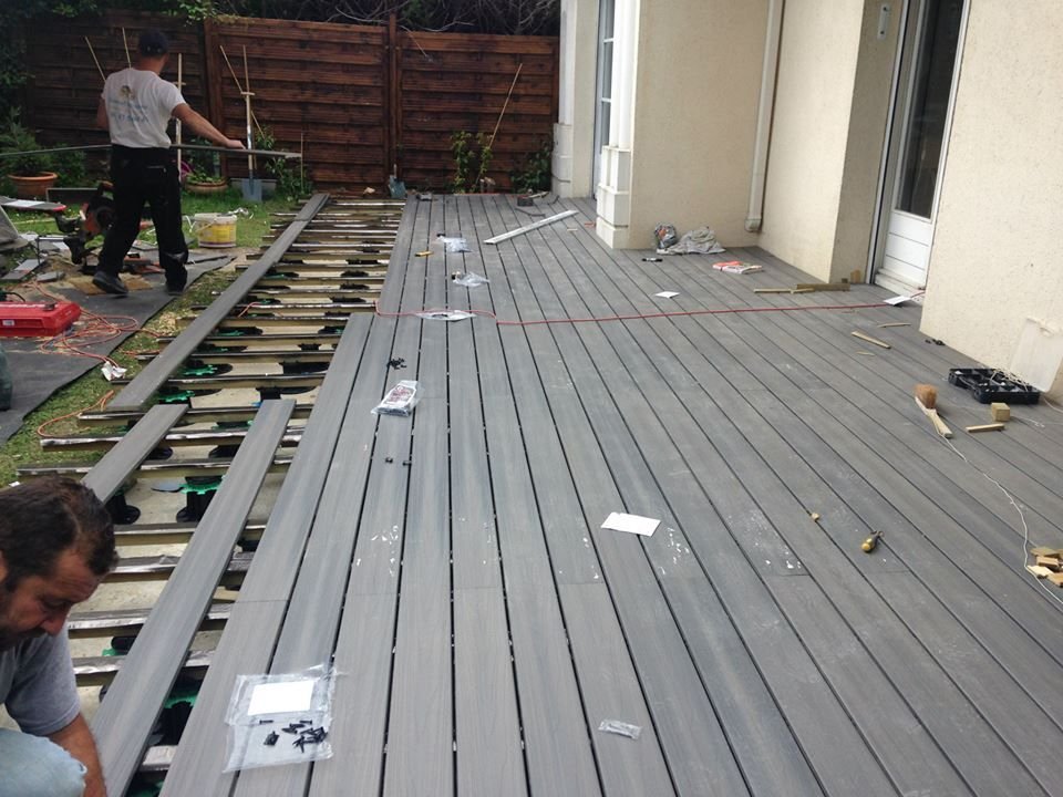 Terrasse en composite en cours de pose